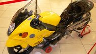 Základem je Suzuki Hayabusa a její motor 1300 ccm. Spaluje vysokoktanový benzín a má výkon přes 500 koní. Na konci závodu na 1/4 míle překročí motocykl rychlost 300 km/hod