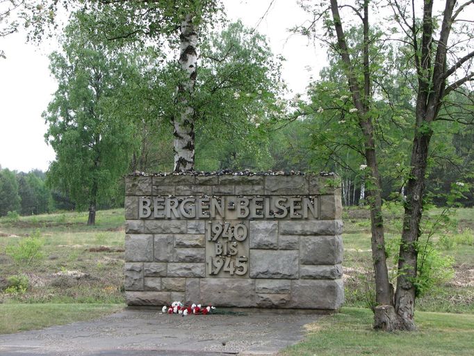 Vstup do památníku v Bergen-Belsenu.