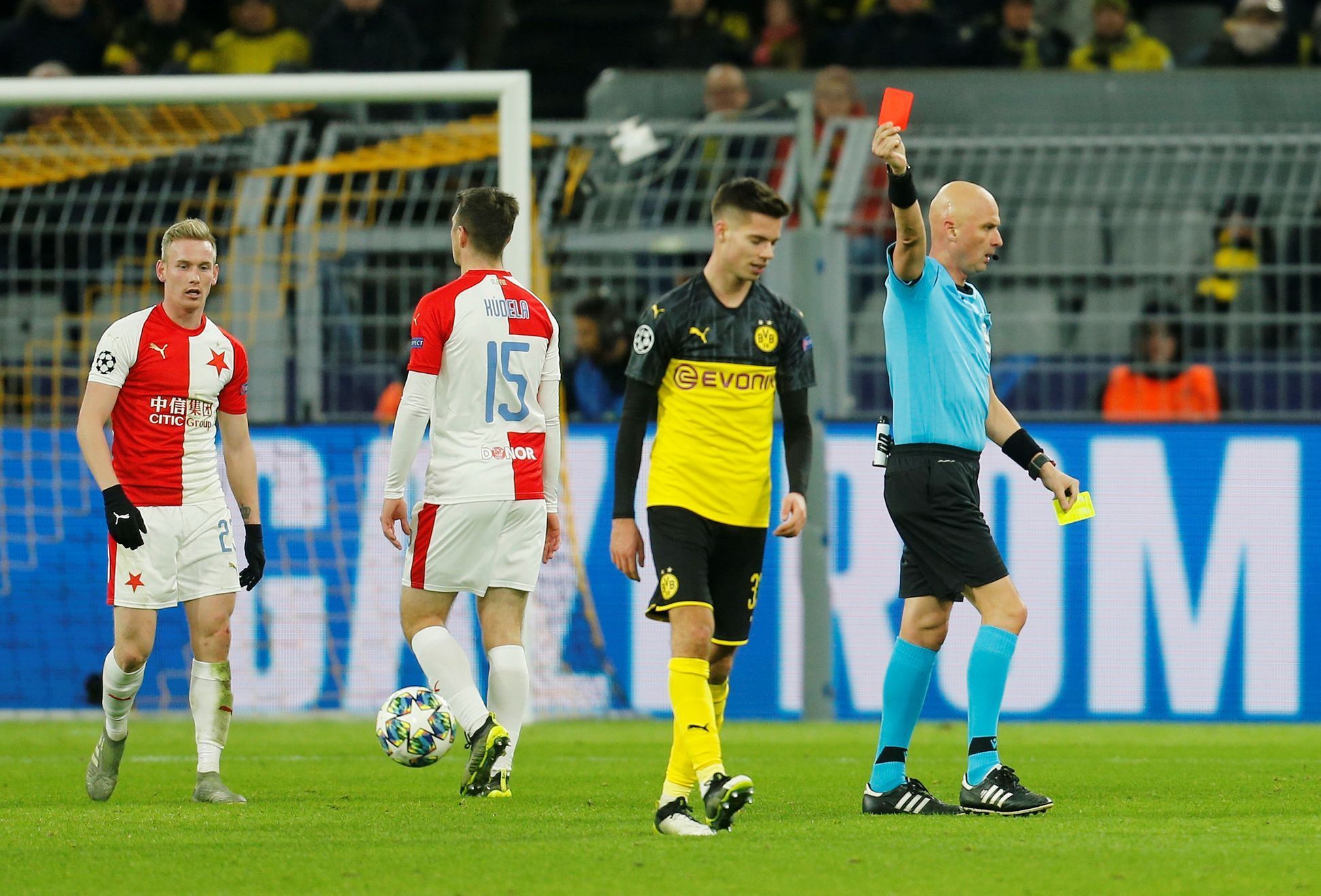 Vyloučený Julian Weigl v zápase LM Borussia Dortmund - Slavia