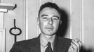 Oppenheimer v roce 1946 s cigaretou.