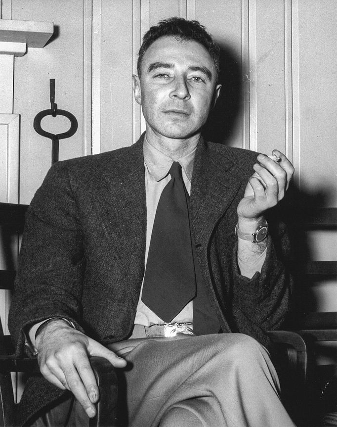 Oppenheimer v roce 1946 s cigaretou.