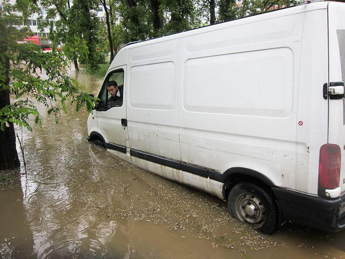 Jen o pár metrů dál probíhalo jiné drama. Vietnamský obchodník tady uvízl ve vodě se svou dodávkou.