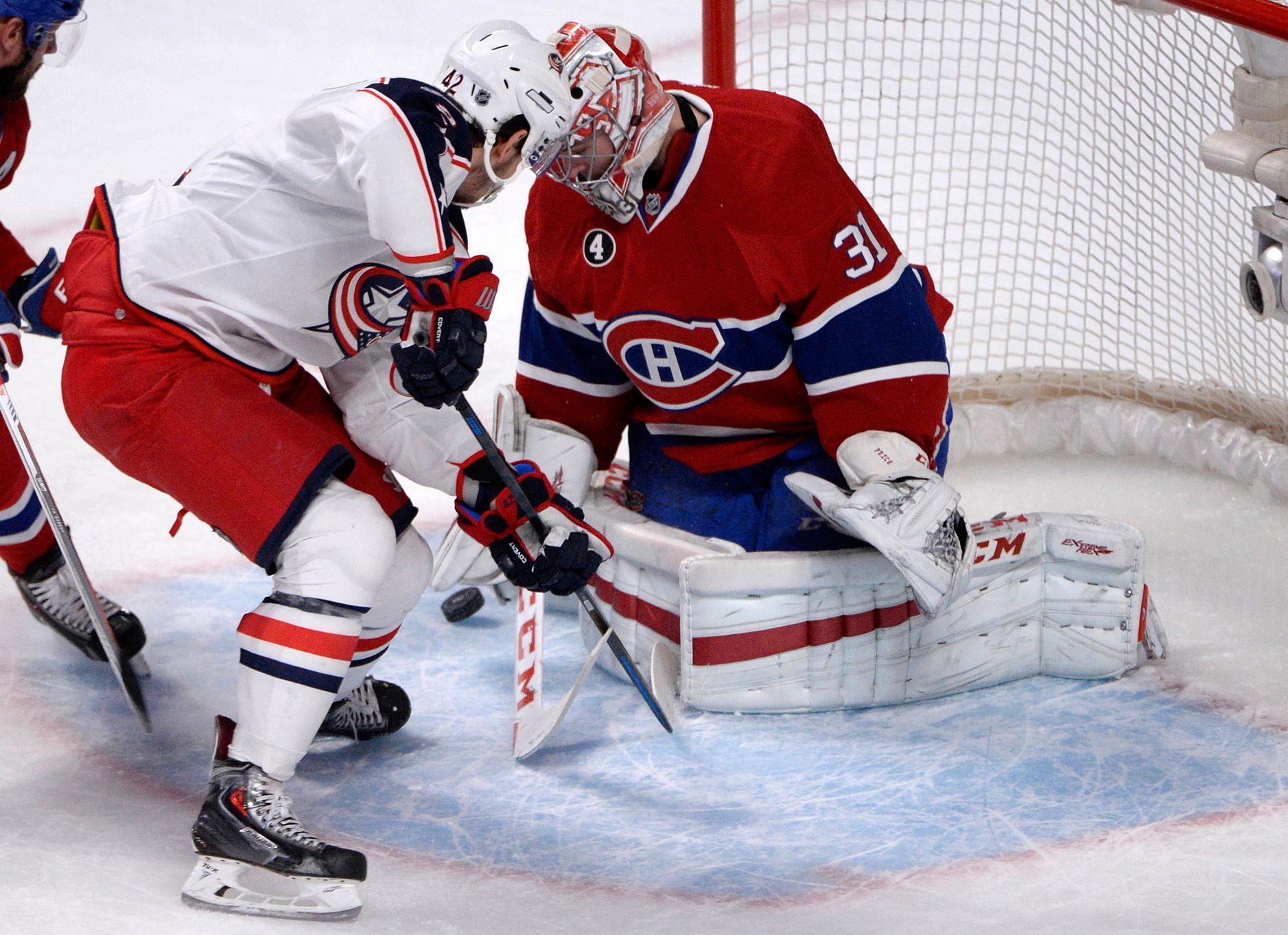 Ar´tom Anisimov a Carey Price v NHL 2014-15