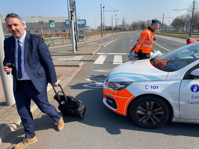 Obchodník Philippe má smůlu, tramvaj nejede, musí do hotelu pěšky.