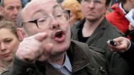 U brány výstaviště se někteří lidé spěchající ke Křižíkově fontáně zastavili a hlasitě obhajovali komunismus.
