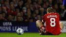 Steven Gerrard symbolicky na zemi