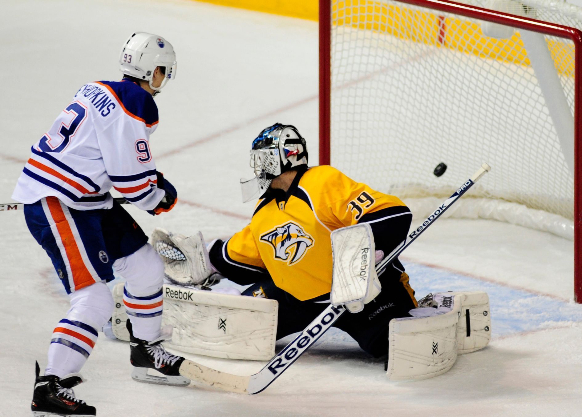 NHL: Marek Mazanec inkasuje gól proti Edmontonu