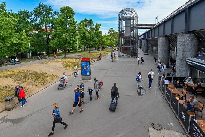 Současná podoba prostoru před hlavním nádražím a Vrchlického sady (26. května 2022).