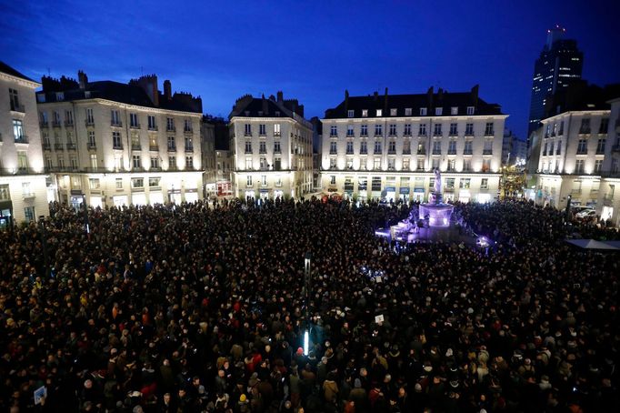 Početné pietní shromáždění na náměstí v Nantes ve Francii.