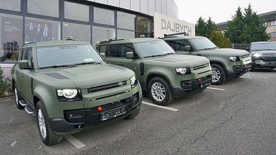 Policie si vyzvedla služební off-roady. Land Rovery Defender se hlásí do služby