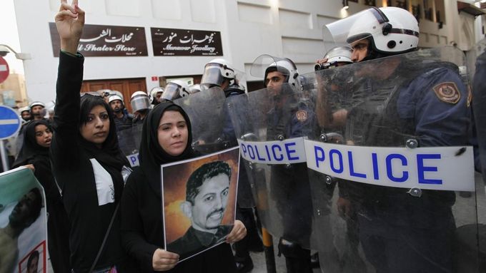 Protesty proti vládě v Bahrajnu pokračují, vláda má ale situaci na rozdíl od Sýrie pod kontrolou.
