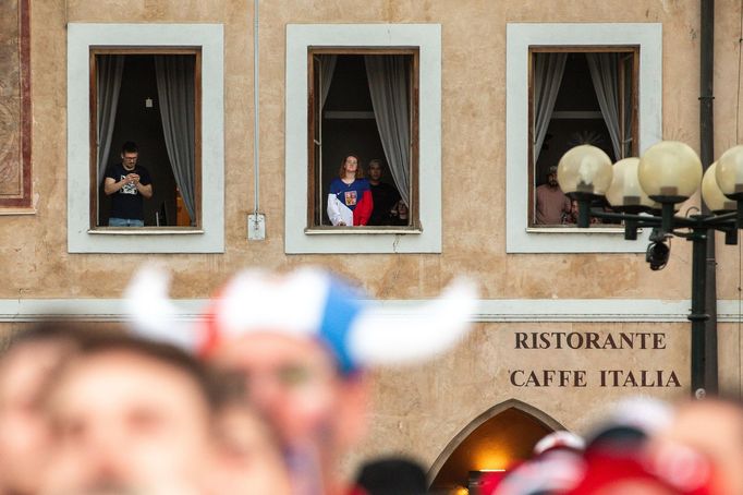 Fanoušci na Staroměstském náměstí v Praze sledují finále mezi Českem a Švýcarskem na MS v hokeji 2024.