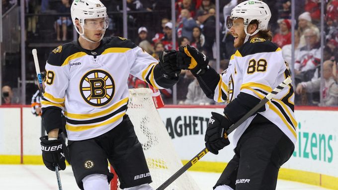 Tři body Davida Pastrňáka při výhře Bostonu 7:2 na ledě New Jersey (8. 2. 2025)