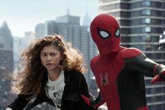 Spider-Man v novém filmu vtipně bojuje sám se sebou. A se všemi padouchy světa