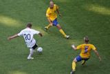 Německý útočník Lukas Podolski (v bílém) se napřahuje k prvnímu gólu ve švédské síti.