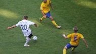 Německý útočník Lukas Podolski (v bílém) se napřahuje k prvnímu gólu ve švédské síti.