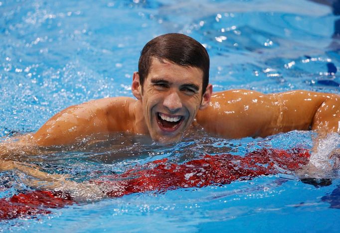 Americký plavec Michael Phelps se raduje z vítězství ve štafetě na 4x200 metrů během OH 2012 v Londýně.