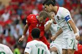 Na Euru v zápase proti Česku: Miláček tribun - Ronaldo - uklidňuje situaci po rohovém kopu Česka.
