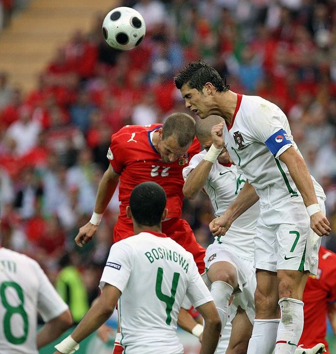 Miláček tribun - Ronaldo - uklidňuje situaci po rohovém kopu Česka.