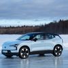 Volvo EX30, elektromobil, zima, jezero, led, zamrzlé jezero, jízda na zamrzlém jezeře
