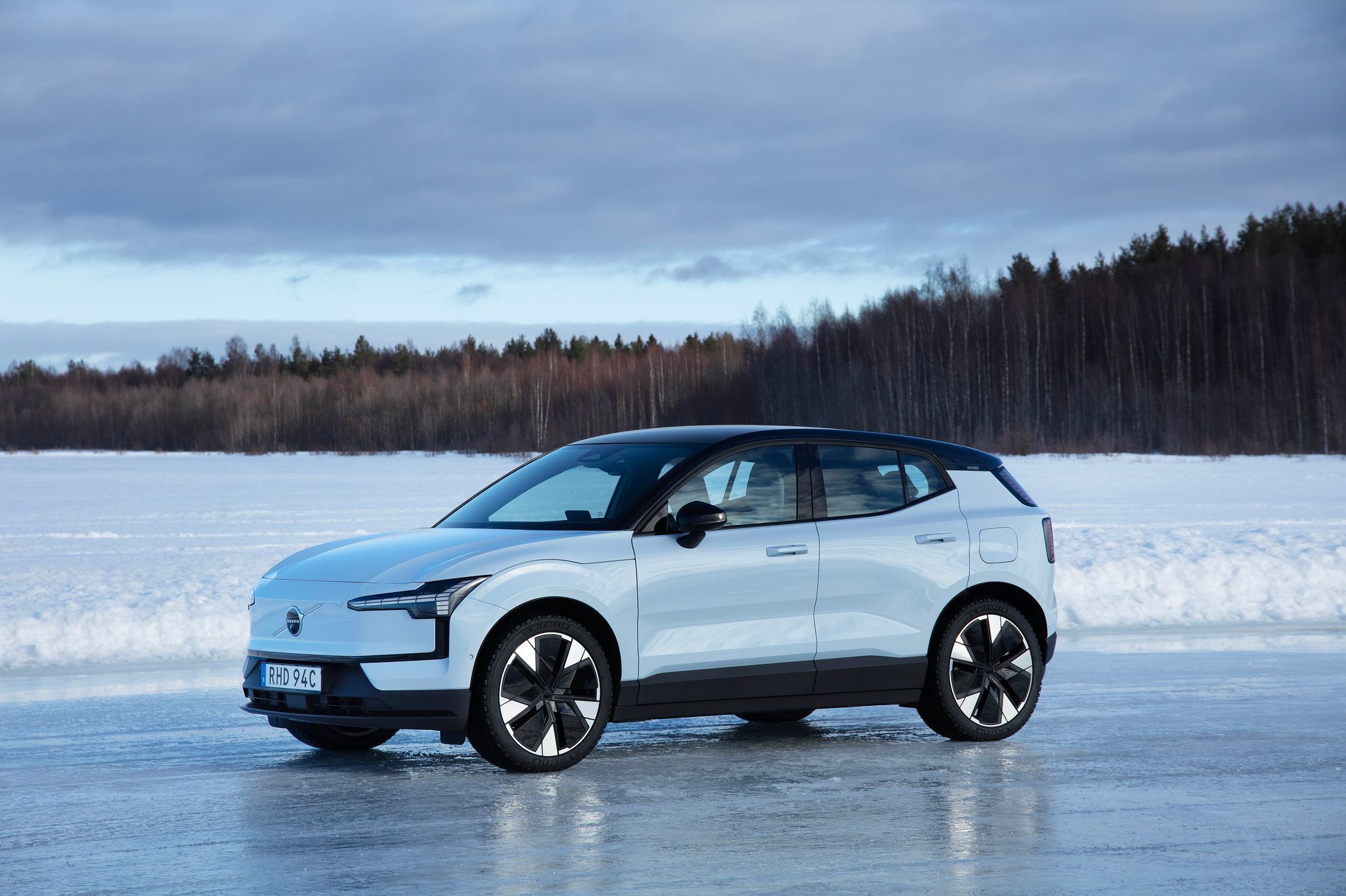 Volvo EX30, elektromobil, zima, jezero, led, zamrzlé jezero, jízda na zamrzlém jezeře