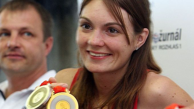 Kateřina Emmons se chlubí svými medailemi z olympijských her v Pekingu.