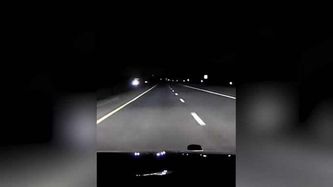 "Někdo jede ve špatném směru na silnici". Opilý muž omylem sám na sebe zavolal policii