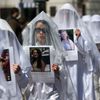 Účastníci washingtonské demonstrace pochodují s obrazy obětí střelby