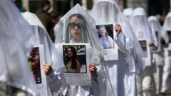 Účastníci washingtonské demonstrace pochodují s obrazy obětí střelby