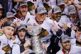 Hokejisté Chicaga Blackhawks slaví se Stanley Cupem. Cesta k němu ale byla v šestém duelu finálové série s Bostonem Bruins více než trnitá. Ostatně přesvědčit se o tom můžete v naší následující galerii...