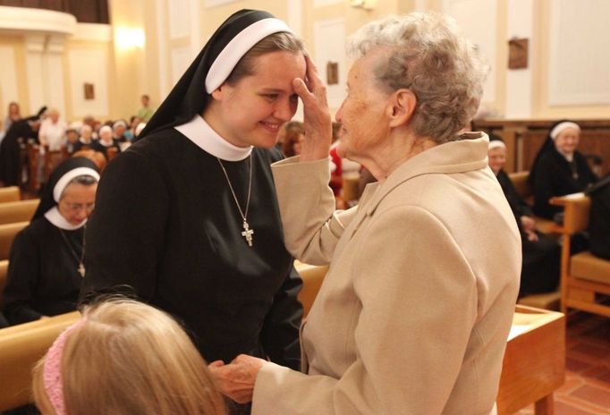 K víře sestru Bernadetu vedla od útlého věku babička Božena Ingrová, která dala vnučce požehnání.