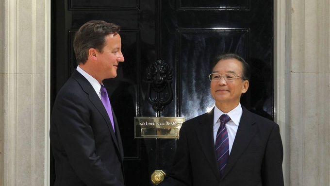Britský premiér se svým čínským protějškem zdraví před rezidencí v Downing Street