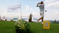 Media Cup na Karlštějně: meloun na odpalištích připomínal, proč se Aktuálně.cz stalo partnerem čtvrtečního turnaje.