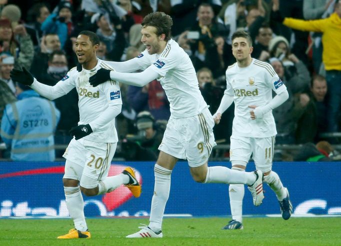 Fotbalisté Swansea se radují ze vstřeleného gólu ve finále Ligového poháru proti Watfordu