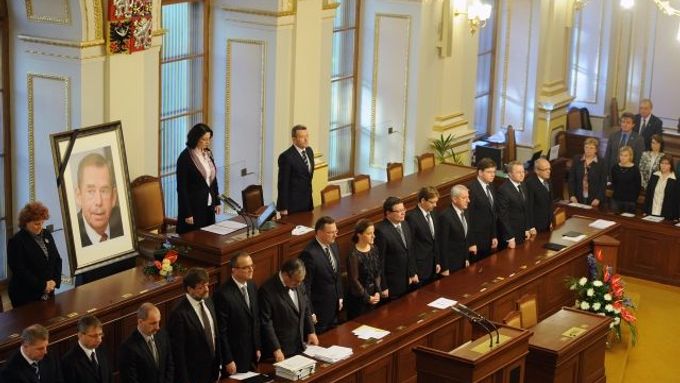 Poslanci a poslankyně společně s vládou zahájili 20. prosince 2011 minutou ticha zasedání sněmovny věnované vzpomínce a poděkování zesnulému exprezidentu Václavu Havlovi.