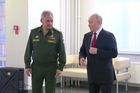 "Nemusíte být expertem na řeč těla." Mezi Putinem a Šojguem to vře, naznačuje video