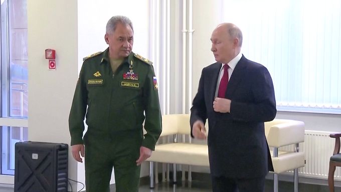 Vladimir Putin navštívil s ruským ministrem obrany ústřední vojenskou nemocnici v Krasnogorsku u Moskvy.