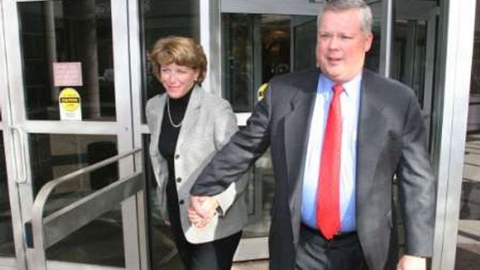 Bývalý hlavní účetní Enronu Richard Causey opouští spolu se svojí ženou soud v americkém Houstonu