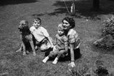 Ze starších fotografií, kde je Marie Kaiserová Zápotocká s dětmi, ale vyplývá, že rodina měla v minulosti i loveckého erdelteriéra.