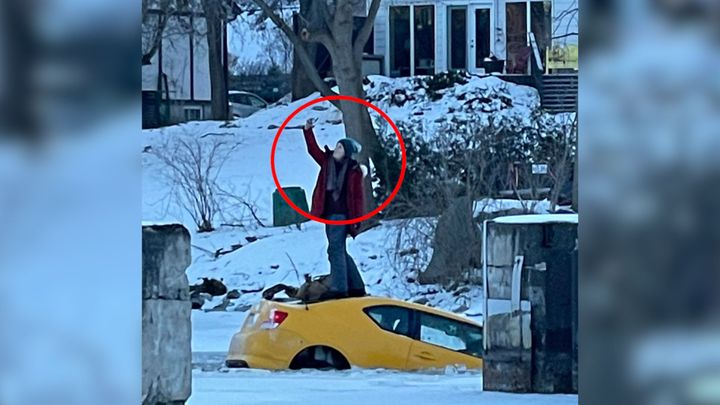 Lidé zachraňovali ženu z potápějícího se auta. Co předvedla na kapotě, je pobouřilo; Zdroj foto: Twitter/Linda Douglas