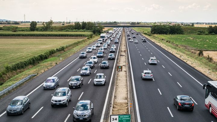Cestou k moři se vyplatí hlídat předpisy. Evropské silnice jsou prošpikovány kamerami