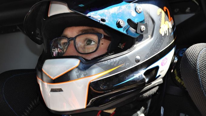 Oliver Janes v kabině tahače Buggyra před startem jednoho ze závodů na Nürburgringu.