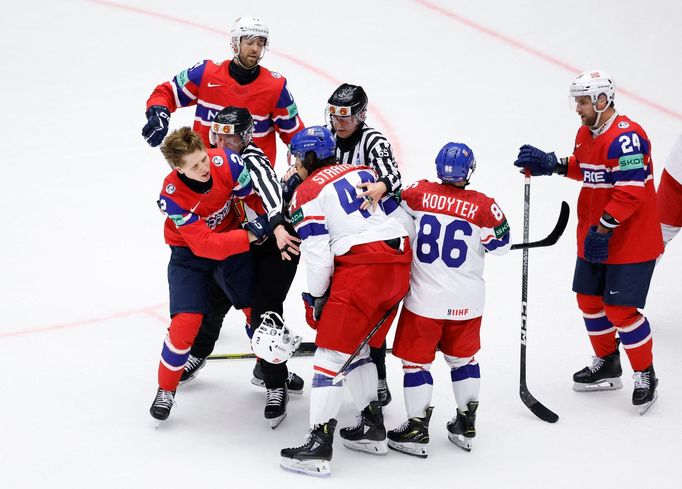 Isak Hansen a Matěj Stránský v zápase MS 2025 Česko - Norsko