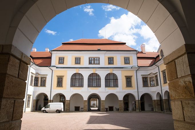 Kolowratský zámek a kostel Nejsvětější Trojice v Rychnově nad Kněžnou.