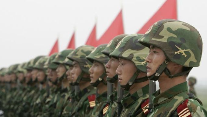 Seřazení příslušníci Čínské lidové armády.
