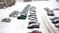 Registrace policistů šlape jako hodinky. Na každý kraj je vyhrazena půlhodina. Posily z jednotlivých krajů se navzájem míjejí na parkovištích přilehlých k sídlu liberecké policie v Pastýřské ulici. „Jakmile si vyzvednou vše potřebné, přesouvají se do vojenských kasáren nebo do ubytovny cizinecké policie ve Stráži pod Ralskem. Nemůžeme si dovolit, abychom se nám tu všichni hromadili," komentuje příjezd policistů šéf bezpečnostních opatření Milan Franko
