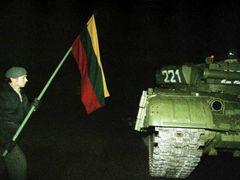 Muž s litevskou vlajkou u sovětského tanku ve Vilniusu v lednu 1991. Moskva poslala tehdy do Litvy vojáky, aby zabránili vystoupení Litvy ze SSSR.