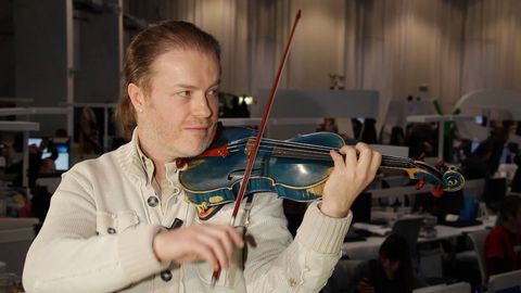 Pavel Šporcl zahrál na své legendární modré housle přímo v DVTV. Podívejte se