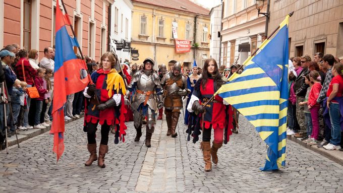 Průvod historických kostýmů při příležitosti oslav vína ve Znojmě.