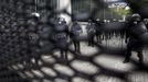 Riot police, seen through a fence surrounding the Greek Parliament, stand in formation during a demonstration against the visit of Germany's Chancellor Angelar Merkel, October 9, 2012. Germany's Angela Merkel arrived in Greece on her first visit since Europe's debt crisis erupted here three years ago, braving protests to deliver a message of support - but no new money - to a nation hammered by recession and fighting to stay in the euro. REUTERS/John Kolesidis (GREECE - Tags: POLITICS BUSINESS) Published: Říj. 9, 2012, 12:32 odp.